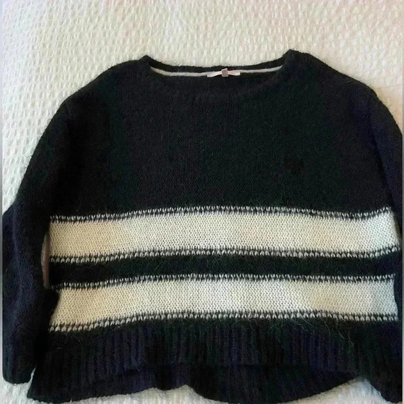 Victoria's Secret Wool Blend size Small pullover - Picture 2 of 9